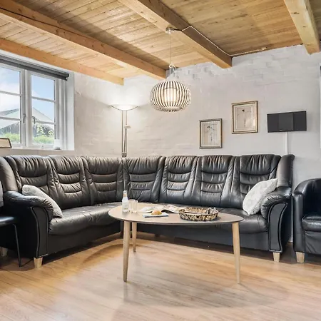4 Bedroom Pet Friendly In *