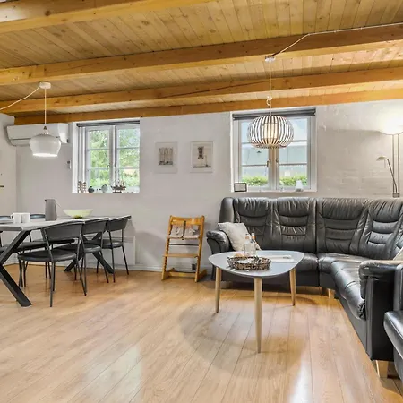 4 Bedroom Pet Friendly In Holiday home *