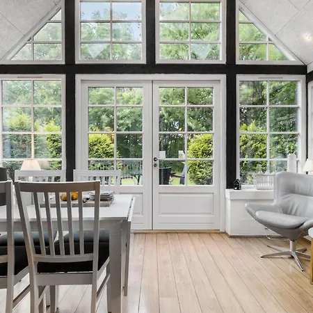 4 Bedroom Pet Friendly In 펜션