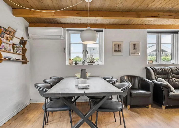 Dom wakacyjny 4 Bedroom Pet Friendly In *